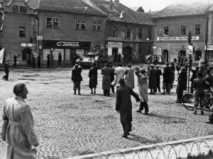 6. května 1945 krátce po 13. hodině přijel na sušické náměstí od Petrovic první průzkumný tank 4. obrněné divize
