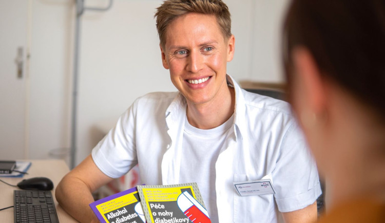 Specialista PaedDr. Tomas Ulc s pacientkou ve své ordinaci