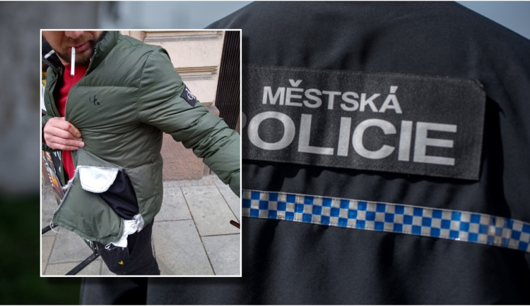 Opilého hosta se snažila vyhodit z podniku opilá barmanka, roztrhala mu bundu