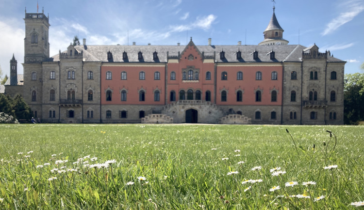 Na Sychrov můžete nejen na prohlídku zámku, ale i výstavu voskových figurín