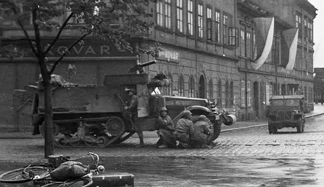 Američané přijeli do Plzně obsazené Němci 6. května 1945 v 8.15 ráno. Vypukly dlouhé pouliční boje a začala likvidace fanatických střelců