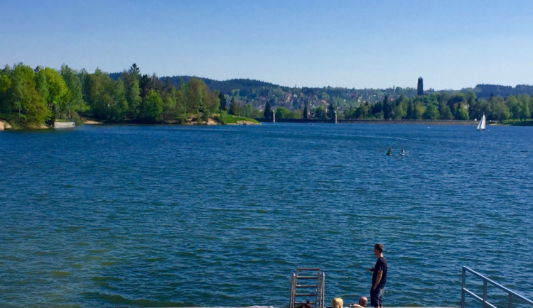 Teplé počasí láká lidi k přehradě, v Jablonci proto u vody otevřeli více toalet
