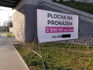 Plzeň trápí nelegální reklamní plachty vedle silnic, jejich odstranění by mělo být jednodušší