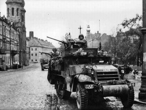 Američané přijeli do Plzně obsazené Němci 6. května 1945 v 8.15 ráno. Vypukly dlouhé pouliční boje a začala likvidace fanatických střelců