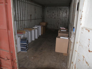 Služební pes celníků našel v úkrytech na tržnici stovky kartonů zdařilých padělků cigaret