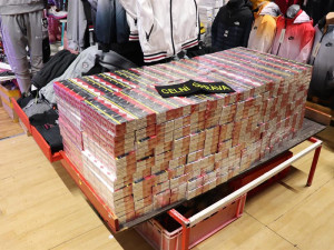 Služební pes celníků našel v úkrytech na tržnici stovky kartonů zdařilých padělků cigaret