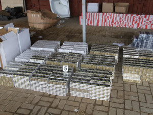 Služební pes celníků našel v úkrytech na tržnici stovky kartonů zdařilých padělků cigaret