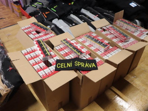 Služební pes celníků našel v úkrytech na tržnici stovky kartonů zdařilých padělků cigaret