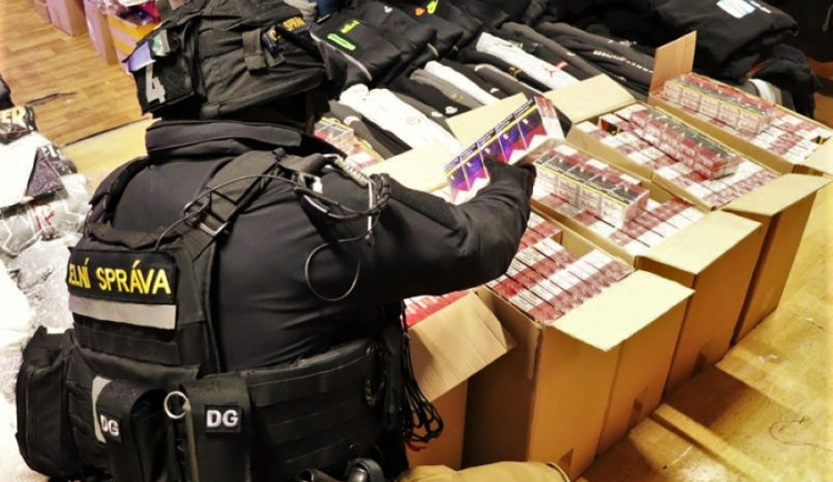 Služební pes celníků našel v úkrytech na asijské tržnici stovky kartonů zdařilých padělků cigaret