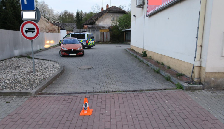 Muž na elektrokoloběžce se zranil při střetu s osobákem. Nikomu neřekl své jméno a odjel, hledá ho policie