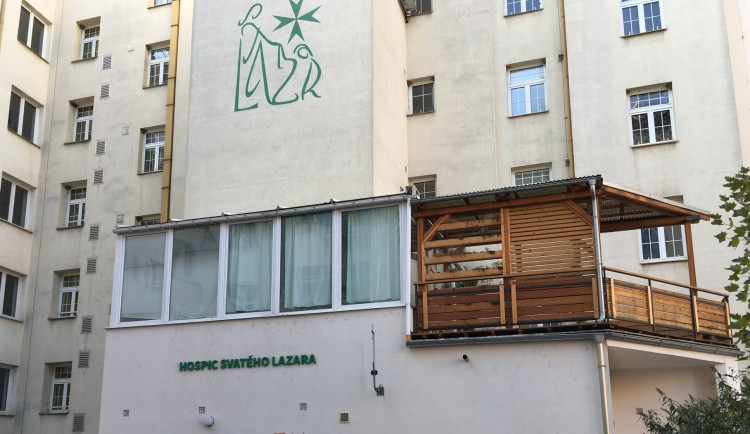 V Hospicu sv. Lazara věří, že se přestěhují do důstojnějšího prostředí. Peníze na novou budovu shání od dárců