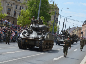 FOTO: Tisíce lidí sledovaly Konvoj svobody, centrem Plzně projelo 280 kusů vojenské techniky