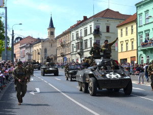 FOTO: Desítky tisíc lidí sledovaly Konvoj svobody, centrem Plzně projelo 280 kusů vojenské techniky