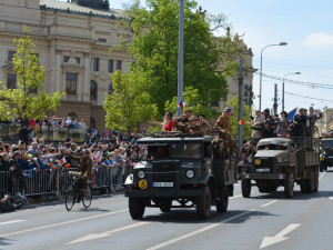 FOTO: Desítky tisíc lidí sledovaly Konvoj svobody, centrem Plzně projelo 280 kusů vojenské techniky