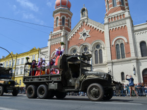 FOTO: Desítky tisíc lidí sledovaly Konvoj svobody, centrem Plzně projelo 280 kusů vojenské techniky