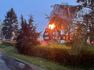 FOTO, VIDEO: Hasiči bojovali s rozsáhlým požárem dřevěné budovy, škodu majitel odhadl na 10 milionů