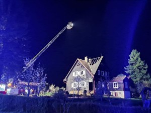 FOTO, VIDEO: Hasiči bojovali s rozsáhlým požárem vyšší dřevěné budovy, škoda bude přes milion