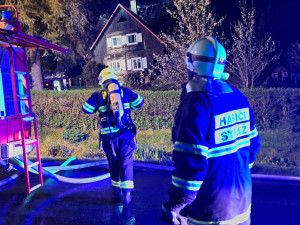 FOTO, VIDEO: Hasiči bojovali s rozsáhlým požárem vyšší dřevěné budovy, škoda bude přes milion