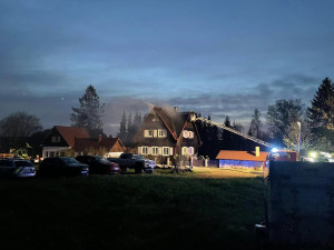 FOTO, VIDEO: Hasiči bojovali s rozsáhlým požárem vyšší dřevěné budovy, škoda bude přes milion