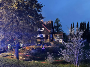 FOTO, VIDEO: Hasiči bojovali s rozsáhlým požárem vyšší dřevěné budovy, škoda bude přes milion