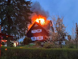 FOTO, VIDEO: Hasiči bojovali s rozsáhlým požárem vyšší dřevěné budovy, škoda bude přes milion