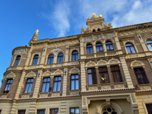 Dům s Alšovými sgrafity na rohu ulic Jagellonská a Petákova