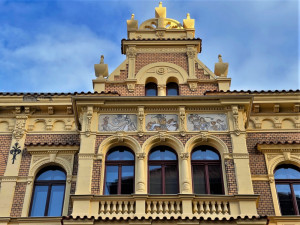 Dům s Alšovými sgrafity na rohu ulic Jagellonská a Petákova