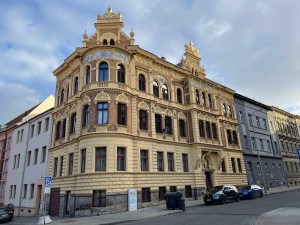 Dům s Alšovými sgrafity na rohu ulic Jagellonská a Petákova