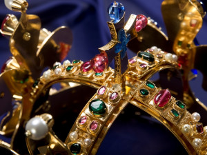 Šumavský hrad Kašperk nabízí výstavu kopií českých korunovačních klenotů. K vidění je i kopie Pražského Jezulátka