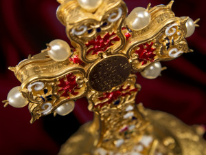 Šumavský hrad Kašperk nabízí výstavu kopií českých korunovačních klenotů