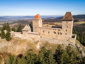 Šumavský hrad Kašperk nabízí výstavu kopií českých korunovačních klenotů