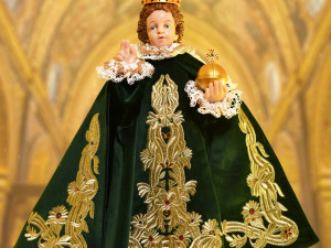 Šumavský hrad Kašperk nabízí výstavu kopií českých korunovačních klenotů. K vidění je i kopie Pražského Jezulátka