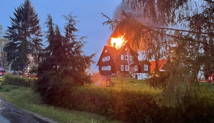 FOTO, VIDEO: Hasiči bojovali s rozsáhlým požárem vyšší dřevěné budovy, škoda bude přes milion