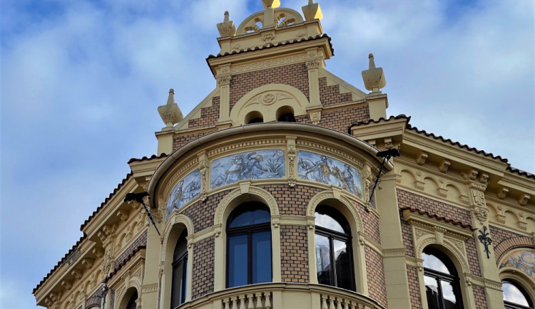 Dům s Alšovými sgrafity na rohu ulic Jagellonská a Petákovasbor nebo domy se sgrafity Mikoláše Alše se dočkají opravy, město přispěje více než milionem korun