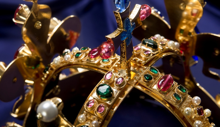 Šumavský hrad Kašperk nabízí výstavu kopií českých korunovačních klenotů