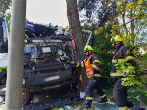 Ze zdemolované kabiny náklaďáku hasiči složitě vyprošťovali těžce zraněného řidiče
