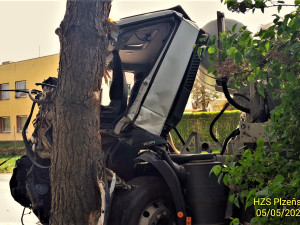 Ze zdemolované kabiny náklaďáku hasiči složitě vyprošťovali těžce zraněného řidiče