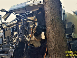 Ze zdemolované kabiny náklaďáku hasiči složitě vyprošťovali těžce zraněného řidiče