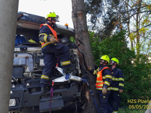 Ze zdemolované kabiny náklaďáku hasiči složitě vyprošťovali těžce zraněného řidiče