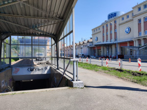 Strašidelný podchod hrůzy, který je rejdištěm problematických osob se stane minulostí. Nahradí ho přechod