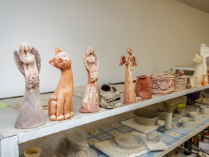 Pacientům psychiatrické nemocnice pomáhají k uzdravení tvořivé dílny. Své výrobky pak vystavují i prodávají