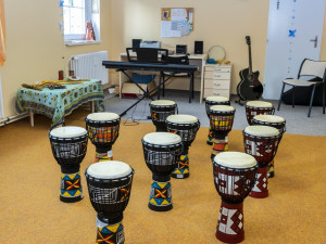 Pacientům psychiatrické nemocnice pomáhají k uzdravení tvořivé dílny. Své výrobky pak vystavují i prodávají