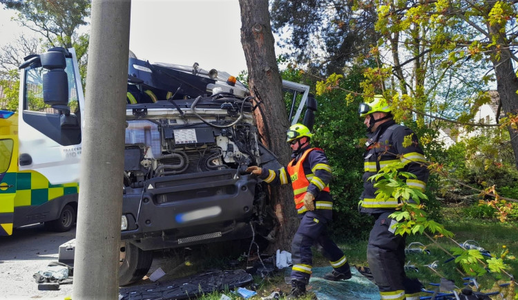 Ze zdemolované kabiny náklaďáku hasiči složitě vyprošťovali těžce zraněného řidiče