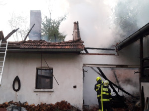 Starší usedlost zachvátil požár, hasiči odhadují škodu na osm milionů korun