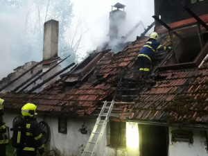 Starší usedlost zachvátil požár, hasiči odhadují škodu na osm milionů korun