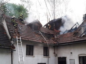 Starší usedlost zachvátil požár, hasiči odhadují škodu na osm milionů korun