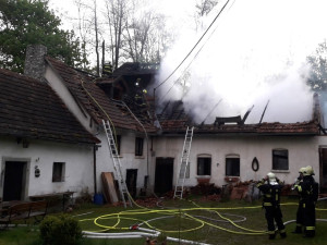 Starší usedlost zachvátil požár, hasiči odhadují škodu na osm milionů korun