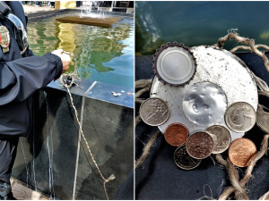 Dvojice svérázných rybářů lovila z kašny na náměstí Republiky mince pomocí magnetu