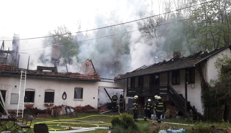 Starší usedlost zachvátil požár, hasiči odhadují škodu na osm milionů korun