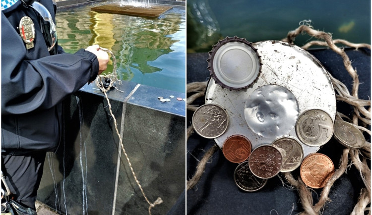 Dvojice svérázných rybářů lovila z kašny na náměstí Republiky mince pomocí magnetu